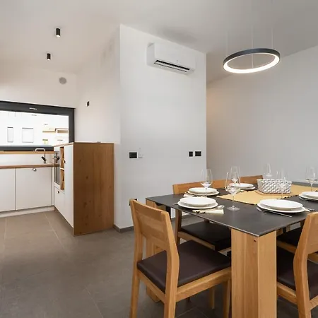 Holiday House M2