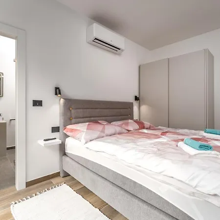 Holiday House M2