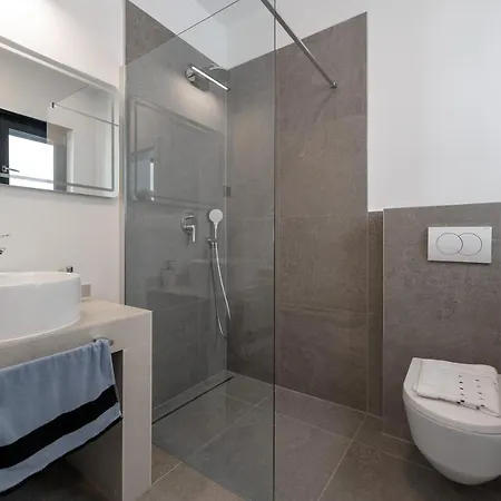 Holiday House M2 * Фунтана